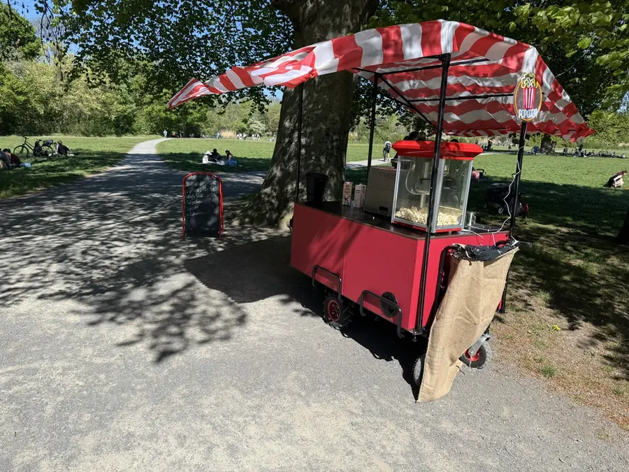 Coffee Train unter einem großen Baum im Rosenthal, sonniger Tag
