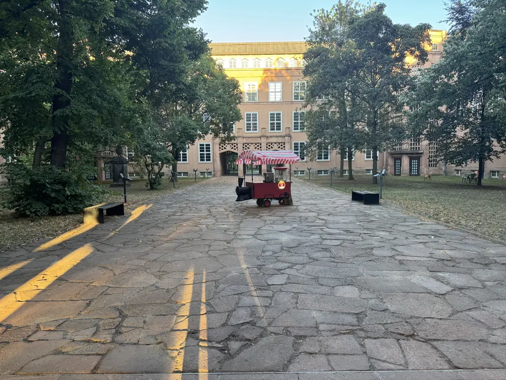 Coffee Train im Innenhof des Grassimuseums beim Sommerkino, Abendlicht