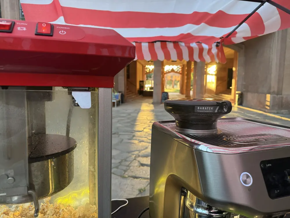 Nahaufnahme von Popcornmaschine und Kaffeemühle am Coffee Train